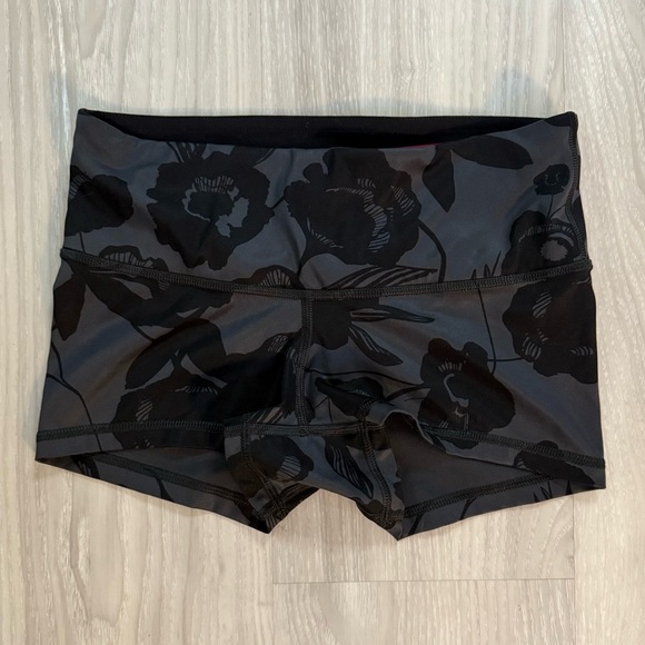 Rare! Lululemon Boogie Shorts Full-On Luxtreme Flat Inky Floral Sz 2 2014 Y2K - Picture 8 of 11